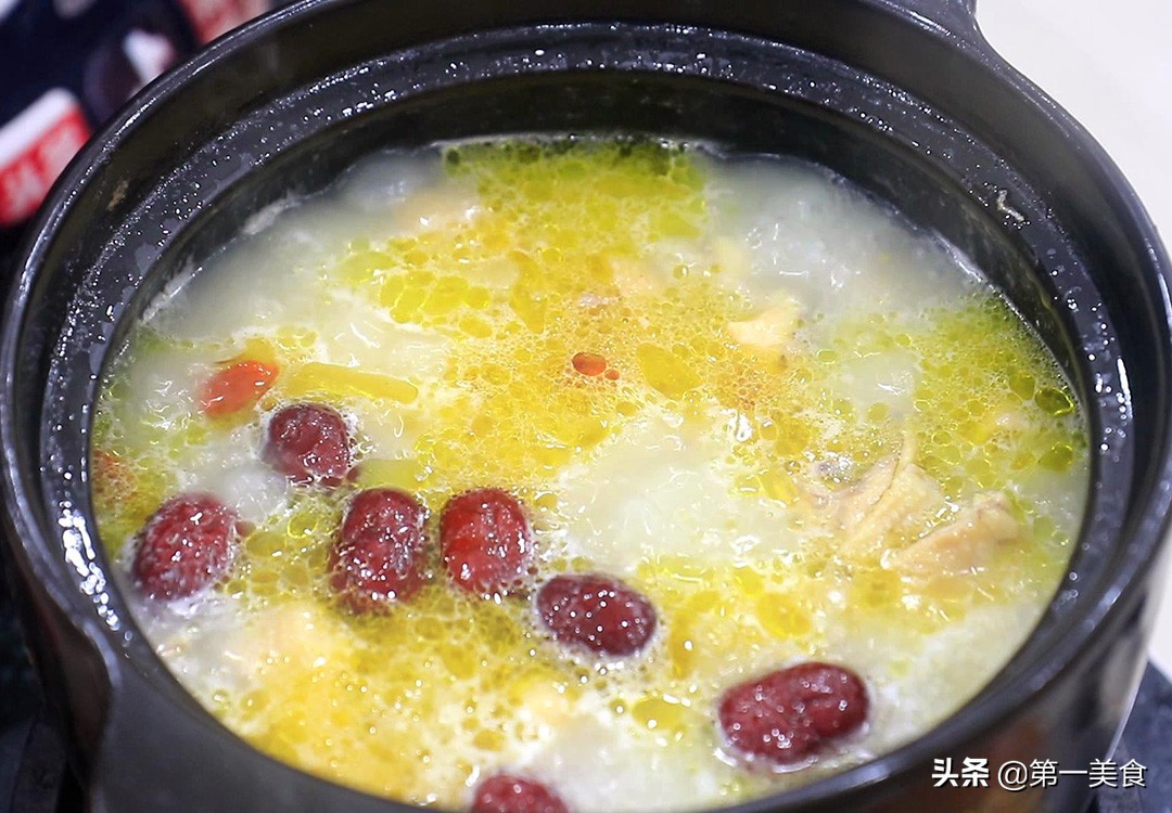 老母鸡煲汤放什么材料好（炖母鸡汤怎么炖好吃又好喝）